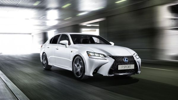 Lexus jadący przez tunel
