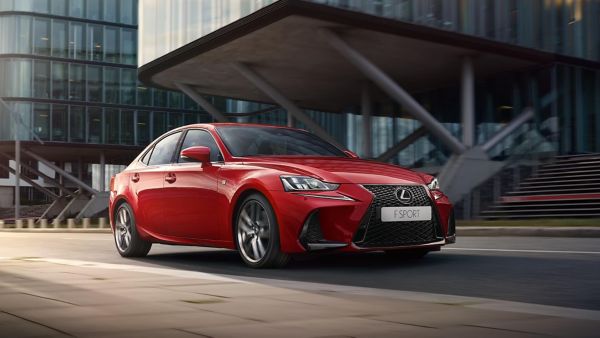 Lexus jadący przez miasto