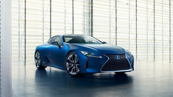 Lexus LC zaparkowany w hangarze lotniczym