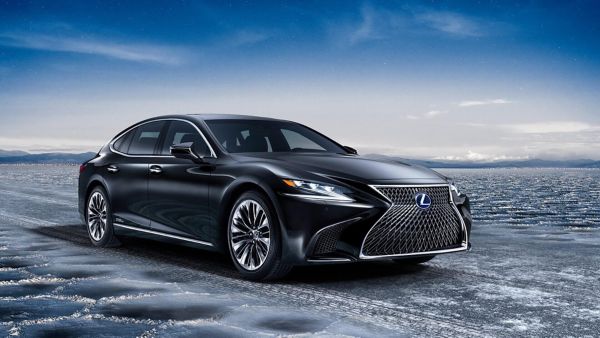 Lexus jadący przez wyschnięte jezioro
