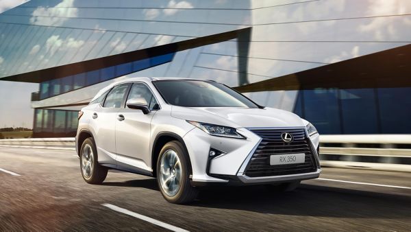 Lexus RX jadący drogą