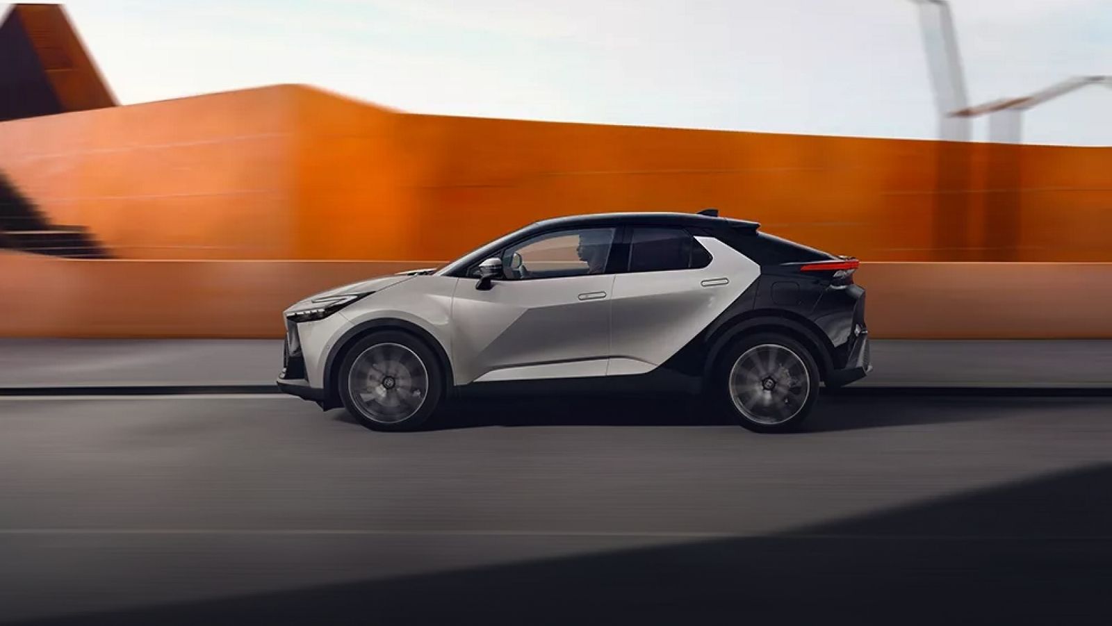 Hızlı giden Toyota C-HR yan görünüşü