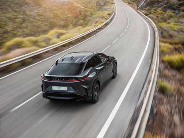 Lexus RZ w wiejskiej scenerii
