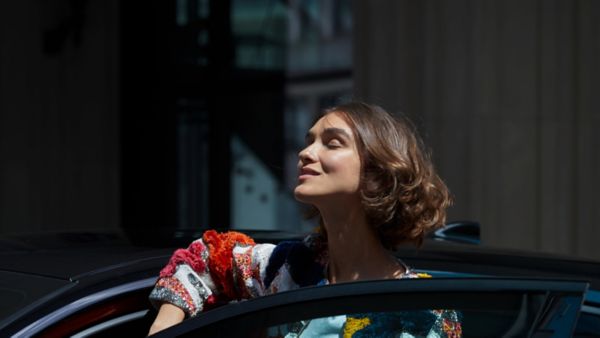 Eigenaar van een Toyota geniet van de zon op zijn gezicht