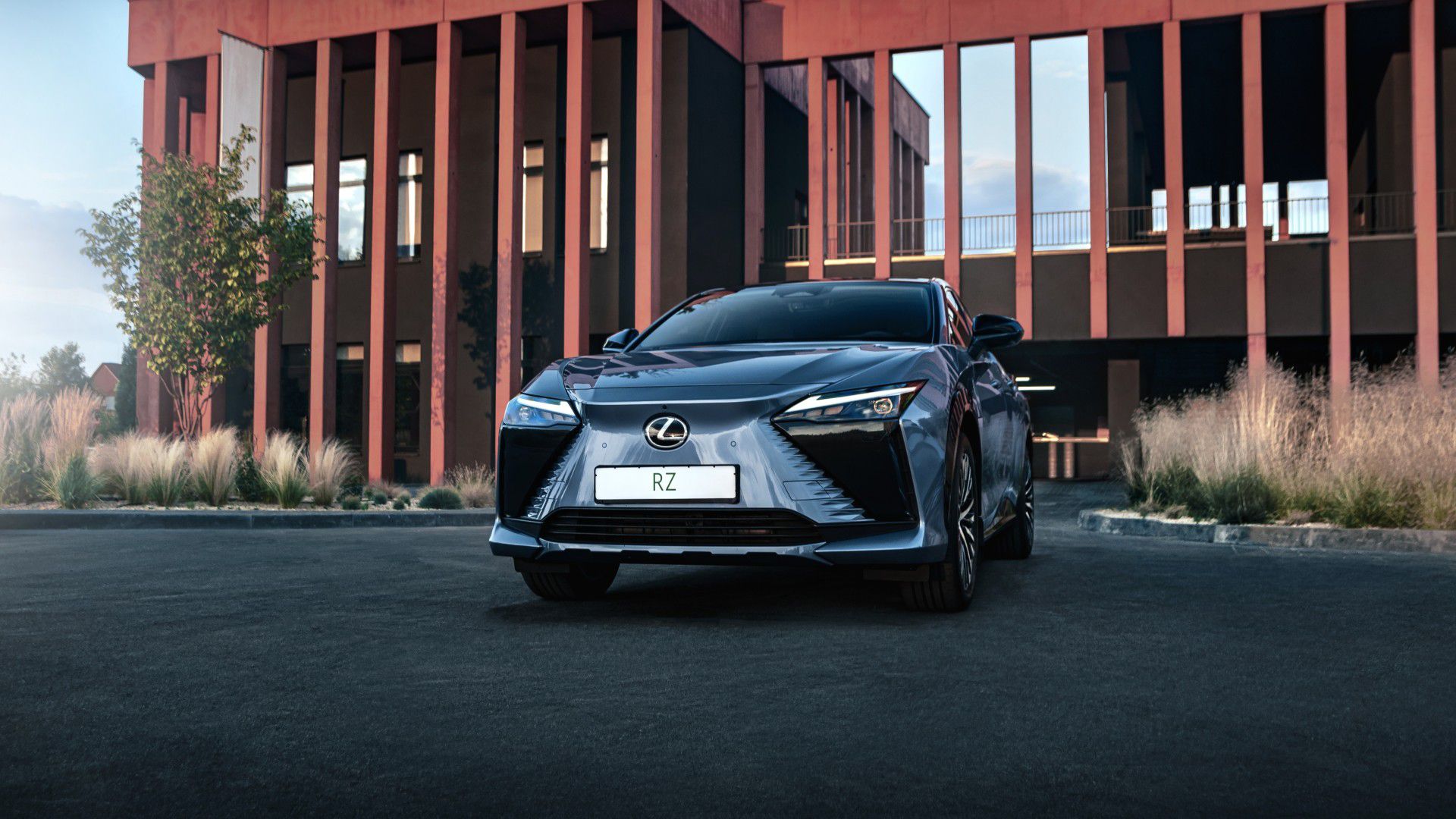 Вигляд ззаду на три чверті припаркованого Lexus RZ