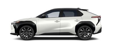 Weißer Toyota Elektro-SUV steht seitlich zur Kamera vor neutralem Hintergrund.