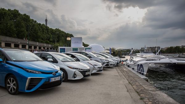 Rangé de Toyota près de l'eau