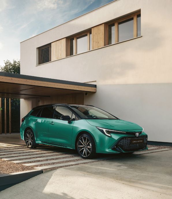 Toyota Corolla TS Kombi stoi przed posesją.