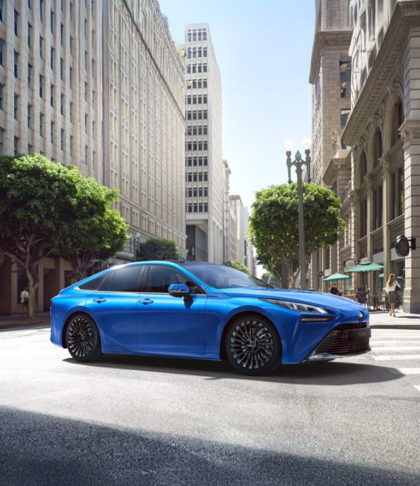 Toyota Mirai jedzie przez miasto.