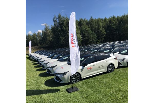Flota Toyot Corolla z logiem firmy Ergo Hestia