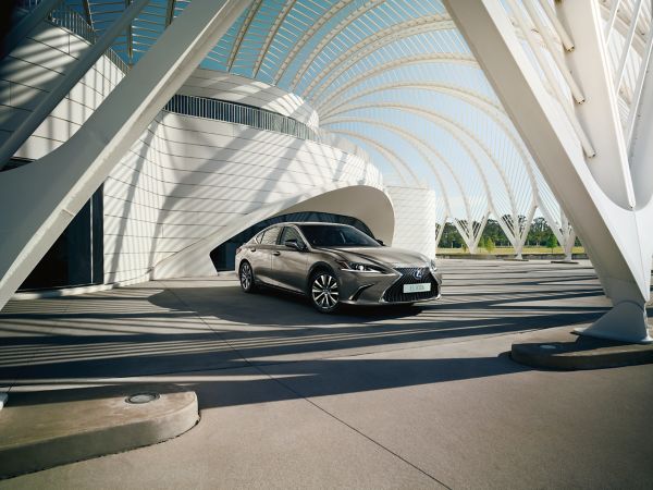 The Lexus ES parked in front of a white building