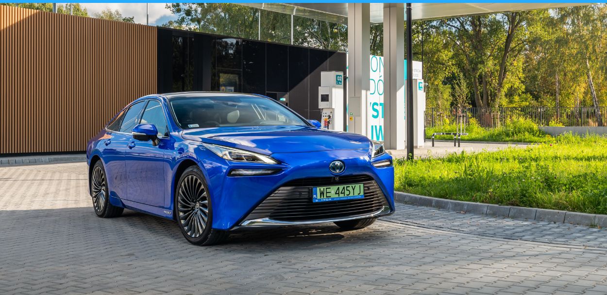 Toyota Mirai na stacji tankowania wodoru.