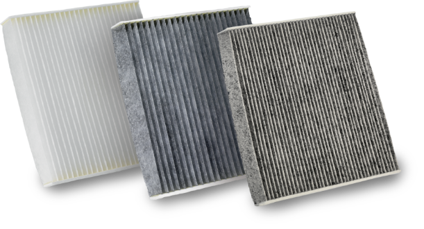 Tři automobilové vzduchové filtry různých typů a stupňů znečištění.