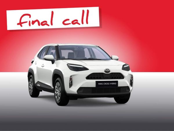 Ein weißer Toyota Yaris Cross Hybrid vor einem roten Hintergrund mit dem Schriftzug "final call".