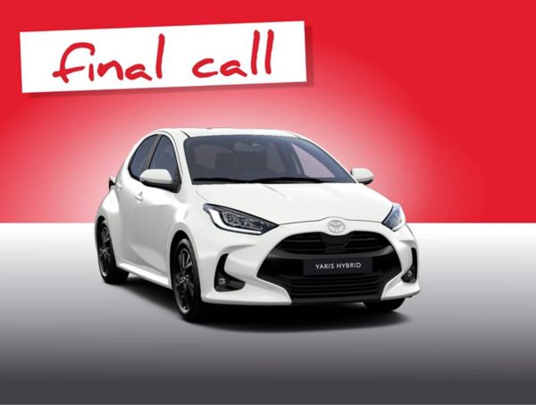 Ein weißer Toyota Yaris Hybrid Teamplayer vor einem roten Hintergrund mit dem Schriftzug "final call".