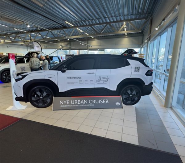 Urban Cruiser pappfigur hos Toyota Follo