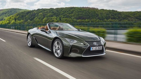 Lexus LC Cabriolet in Fahrt unter freiem Himmel