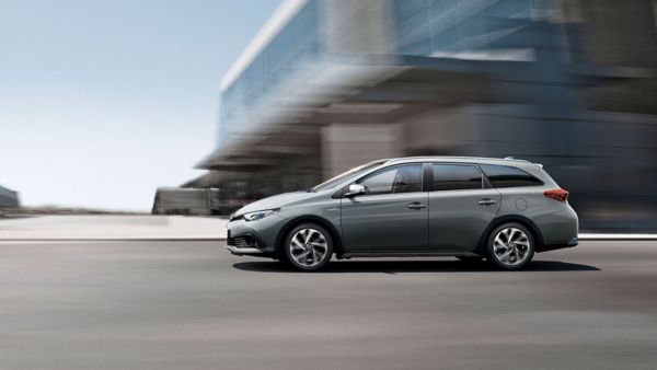 Auris TS gris en movimiento