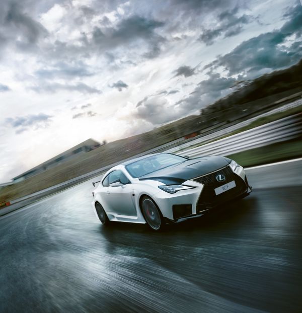 Lexus RC-F jadący po torze wyścigowym
