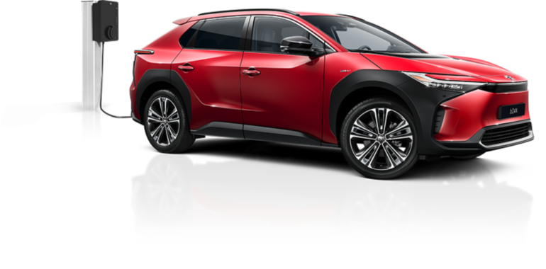 Ein roter Toyota Elektro-SUV, der über eine Ladesäule geladen wird vor einem neutralem Hintergrund.