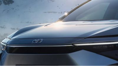 Detailansicht einer silbernern Motorhaube eines Toyota
