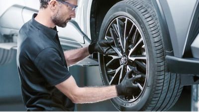 Ein Mechaniker montiert einen Reifen