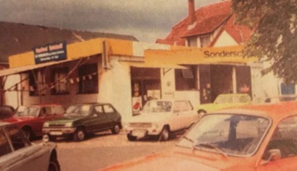 Ein altes Bild des Autohaus Reköndt aus dem Jahr 1978 mit Fahrzeugen vor dem Autohaus