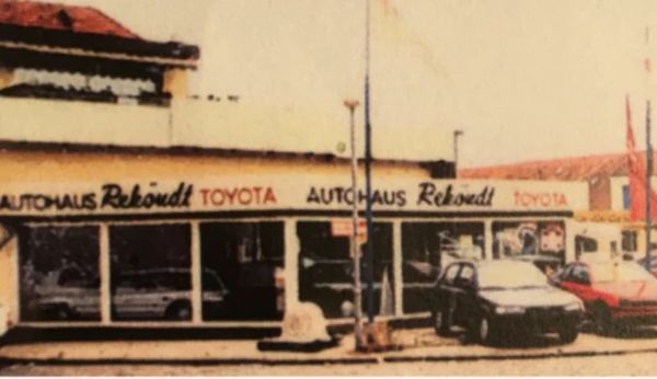 Ein altes Bild des Autohaus Reköndt aus dem Jahr 1988 mit Fahrzeugen vor dem Autohaus