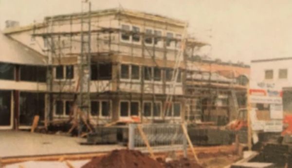 Das Gebäude des Autohaus Reköndt während Bauarbeiten 