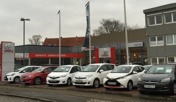 Das Autohaus Reköndt mit Toyota-Fahrzeugen davor