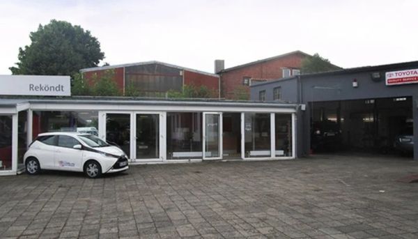 Hof des Autohaus Reköndt in Lübeck