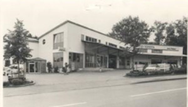 Ein Schwarzweiß-Bild von dem Auto Pichert Gebäude im Jahr 1991
