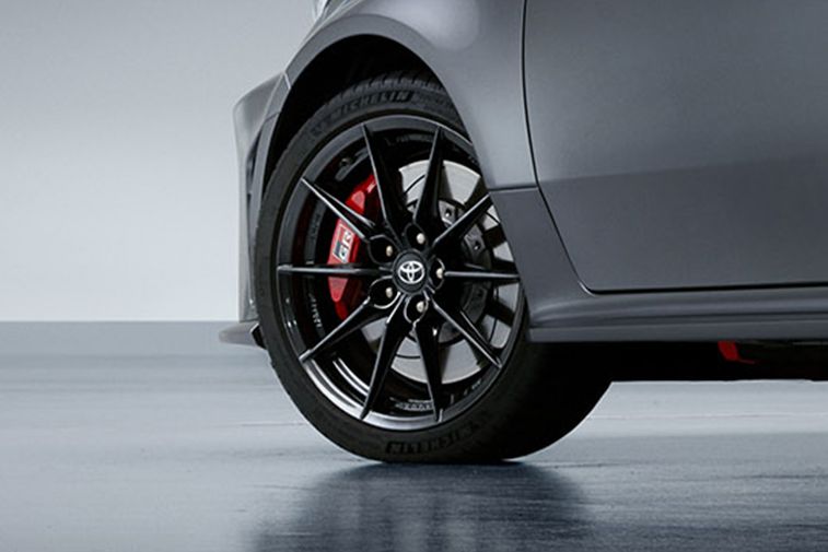 Zbliżenie koła z felgą aluminiową Toyoty.