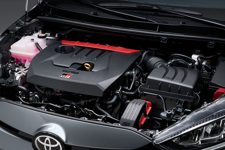 Silnik z logo GR SPORT pod maską Toyoty.