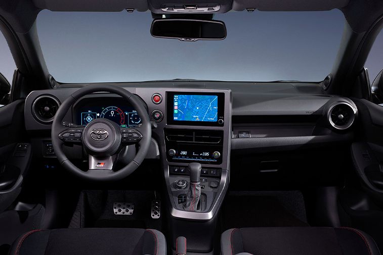 Deska rozdzielcza w Toyocie Yaris GR SPORT.
