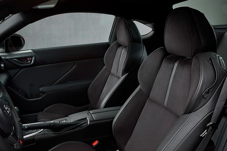Sportowe fotele kierowcy i pasażera w Toyocie GR86.