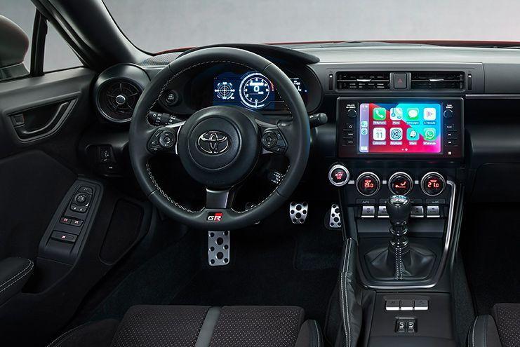 Miejsce kierowcy z deską rozdzielczą w Toyocie GR86.