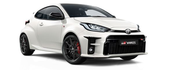 Weißer Toyota GR Yaris steht diagonal zur Kamera vor neutralem Hintergrund