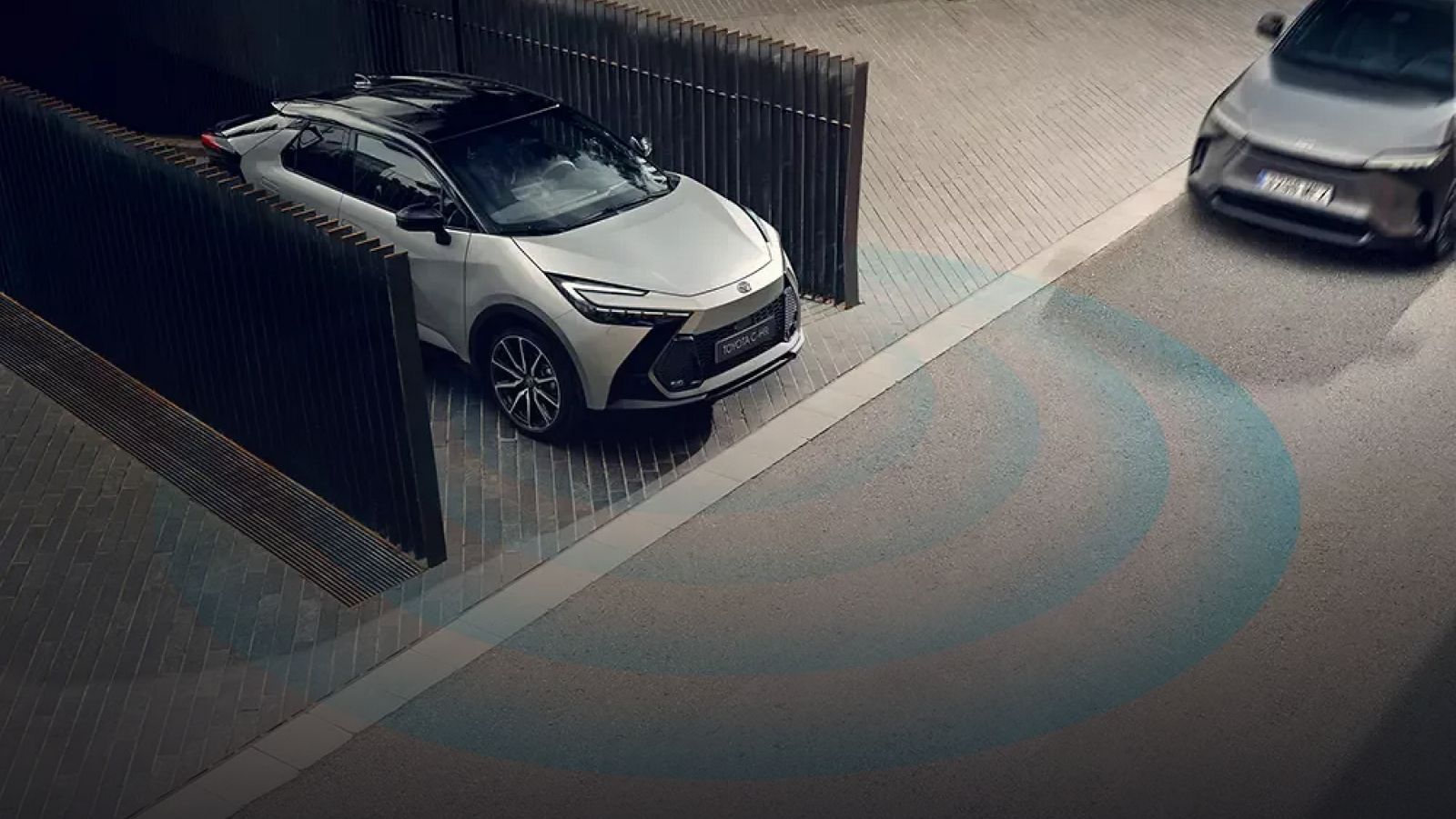 Yola çıkan Toyota C-HR Hybrid ve yolda giden bir araba