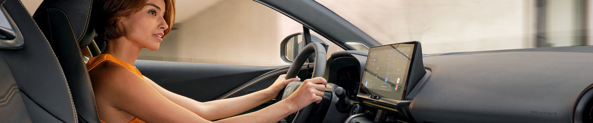 Kobieta kierująca Toyotą.