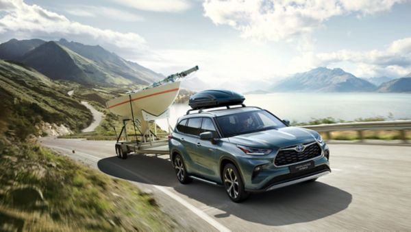 Toyota Highlander remorquant un bateau