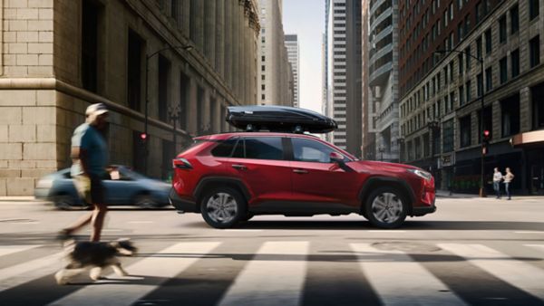 Toyota RAV4 rouge avce bagage sur le toit