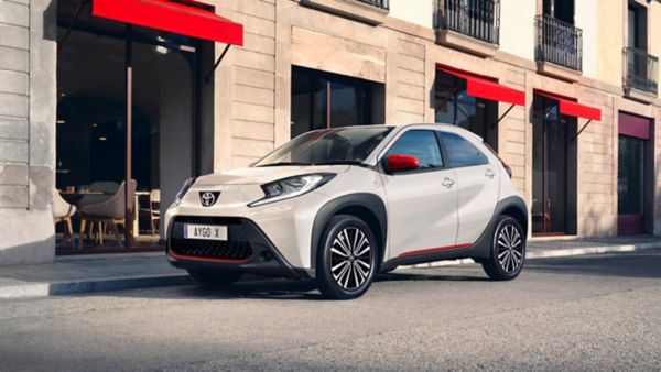 Aygo X blanche stationnée dans la ville