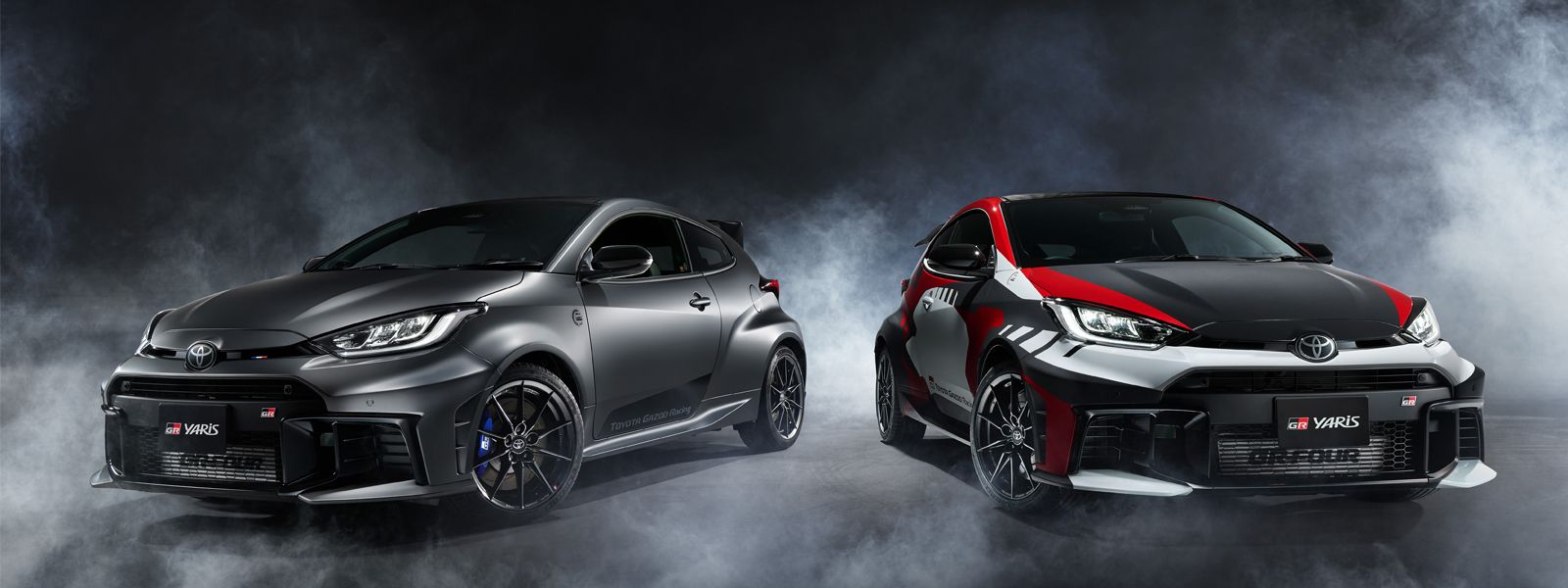 Dwie Toyoty GR Yaris stoją obok siebie.