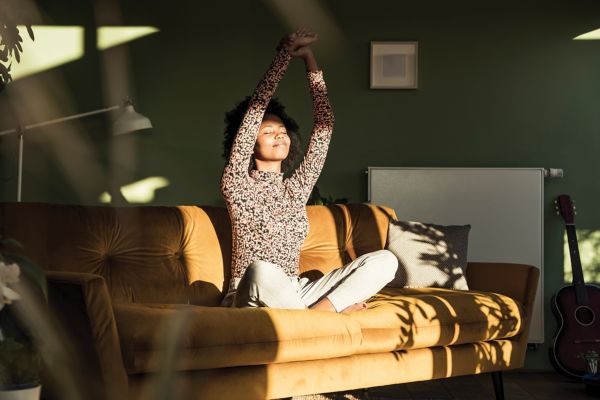 Femme s'étirant dans un fauteuil