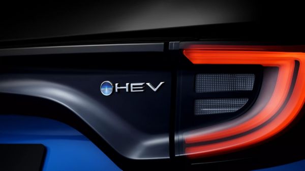 HEV-logo op de carrosserie van een Toyota