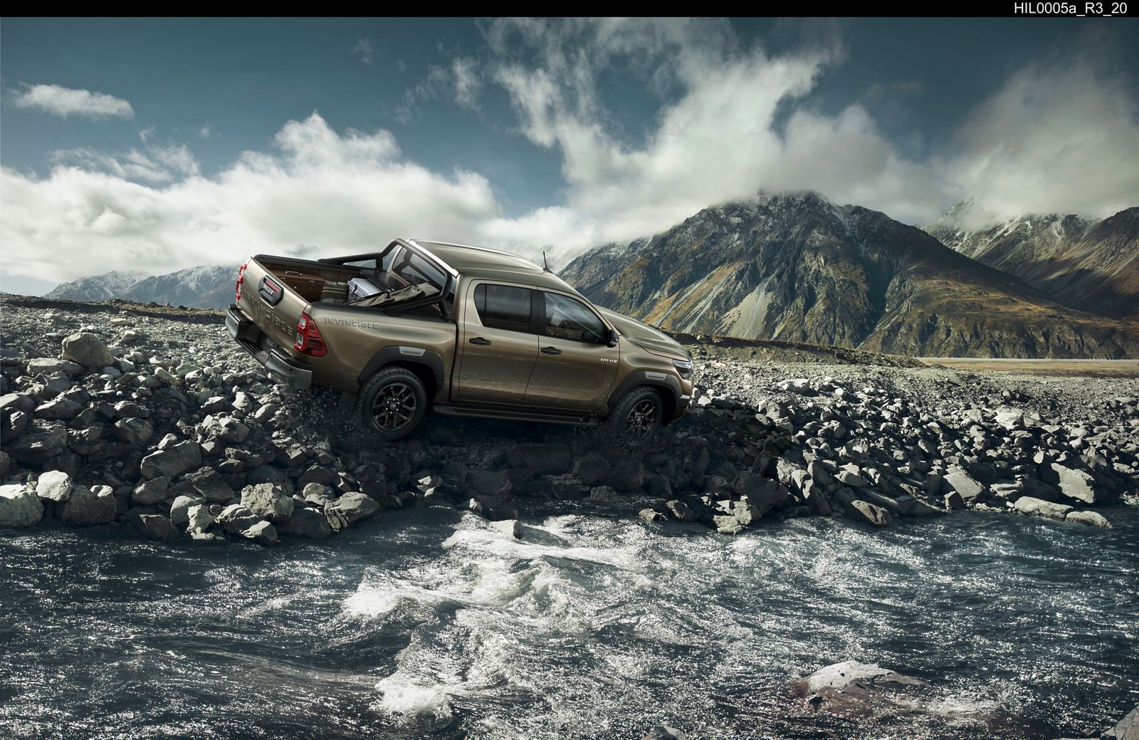 Hilux en la carretera remolcando una caravana todoterreno