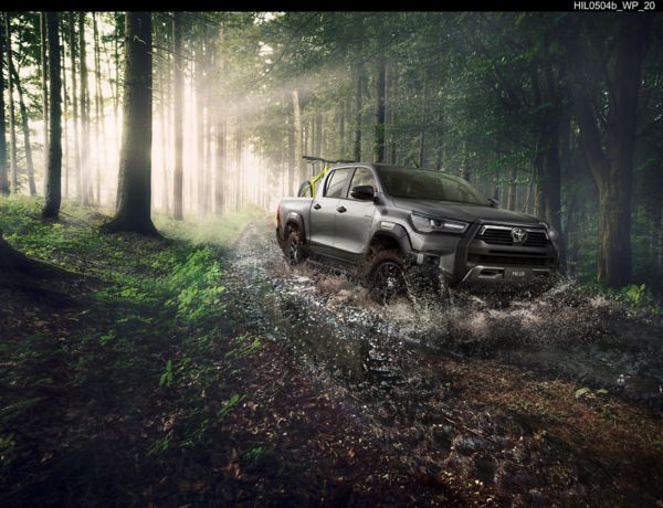 Toyota Hilux metsätiellä.