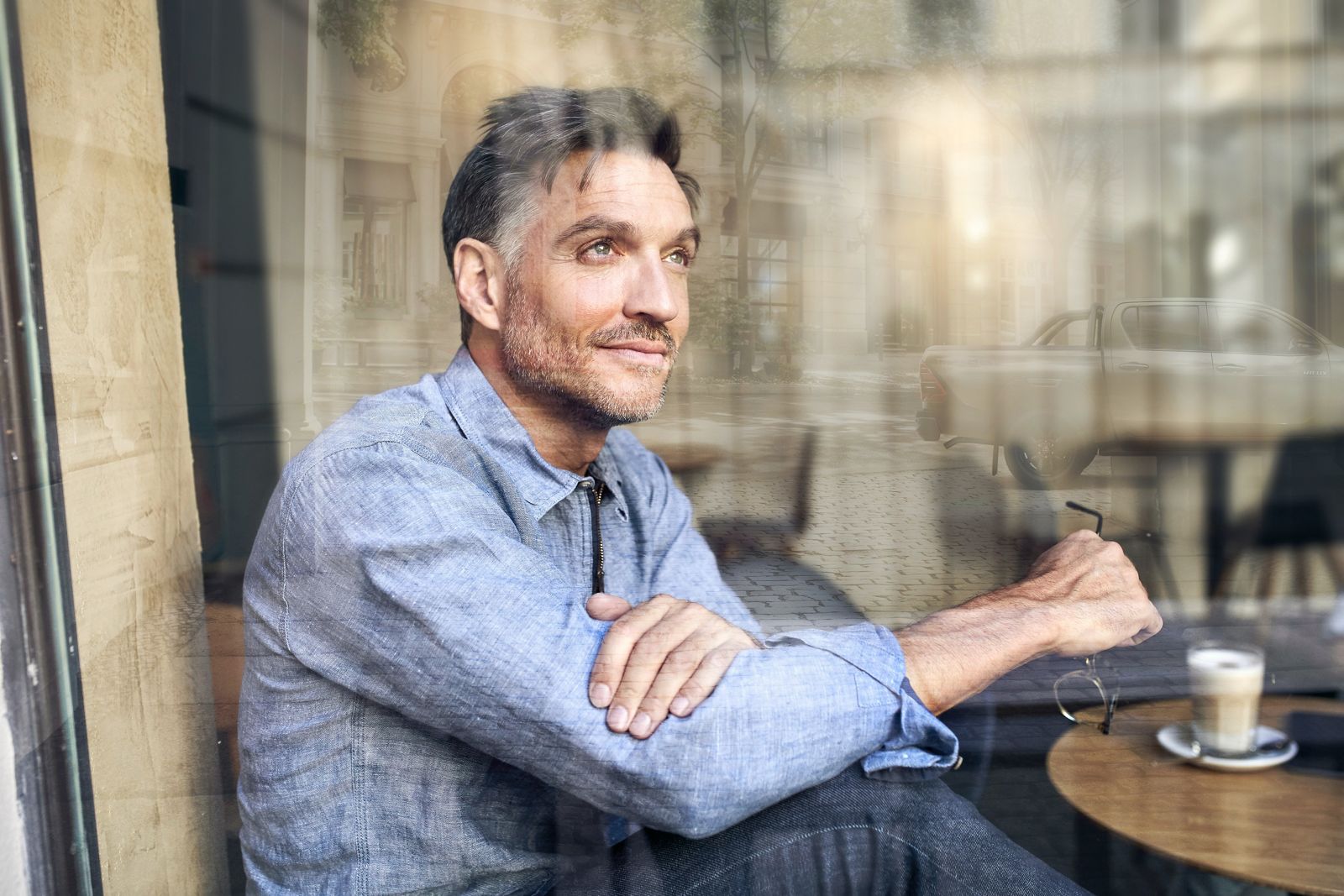  A Hilux owner relaxes in a coffee shop