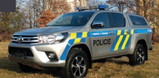 Stříbrný policejní vůz Toyota Hilux.
